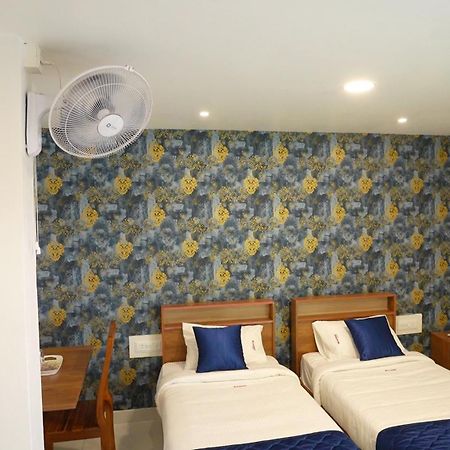 Amsher Suit Lulu Mall Road Hotel Kochi Bagian luar foto
