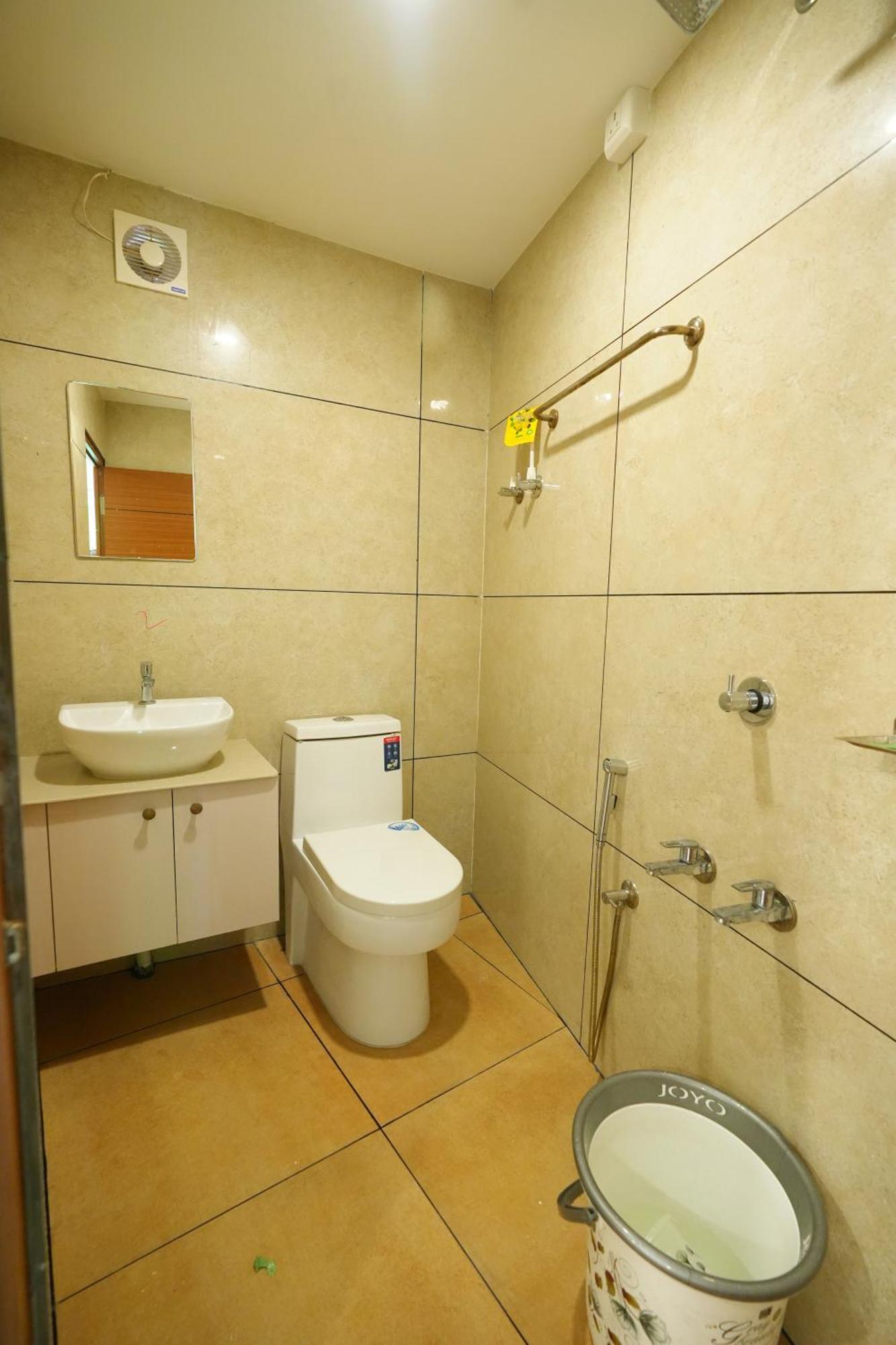 Amsher Suit Lulu Mall Road Hotel Kochi Bagian luar foto